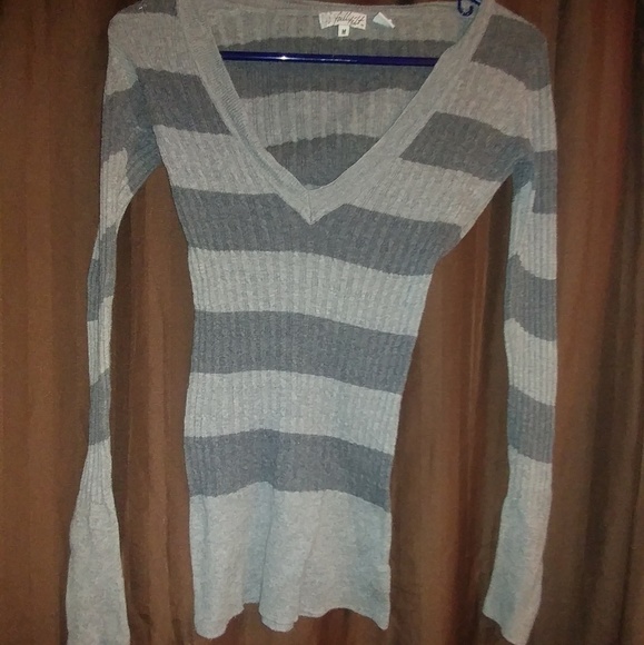 Full Tilt Tops - 🌻Full tilt women's long sleeve v-neck shirt